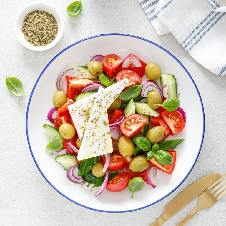 Coloree-et-rafraichissante-voici-la-recette-de-l-emblematique-salade-grecque